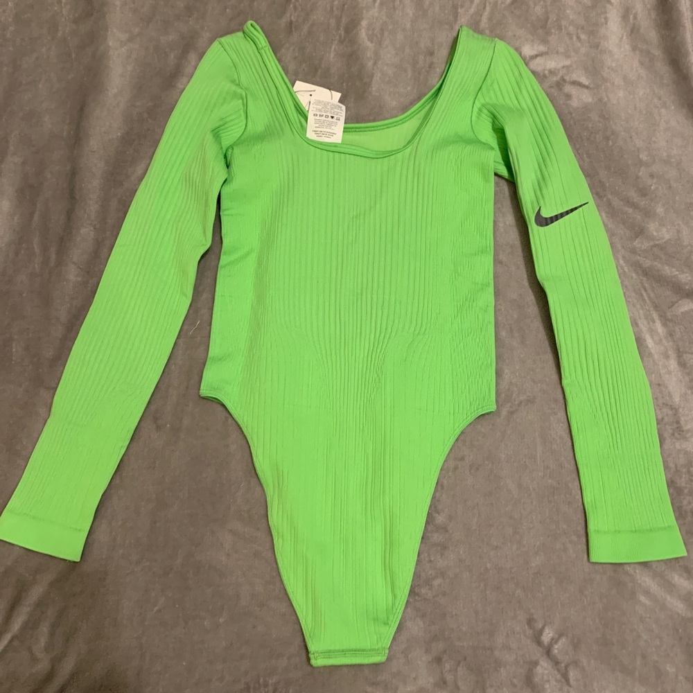 NIKE top